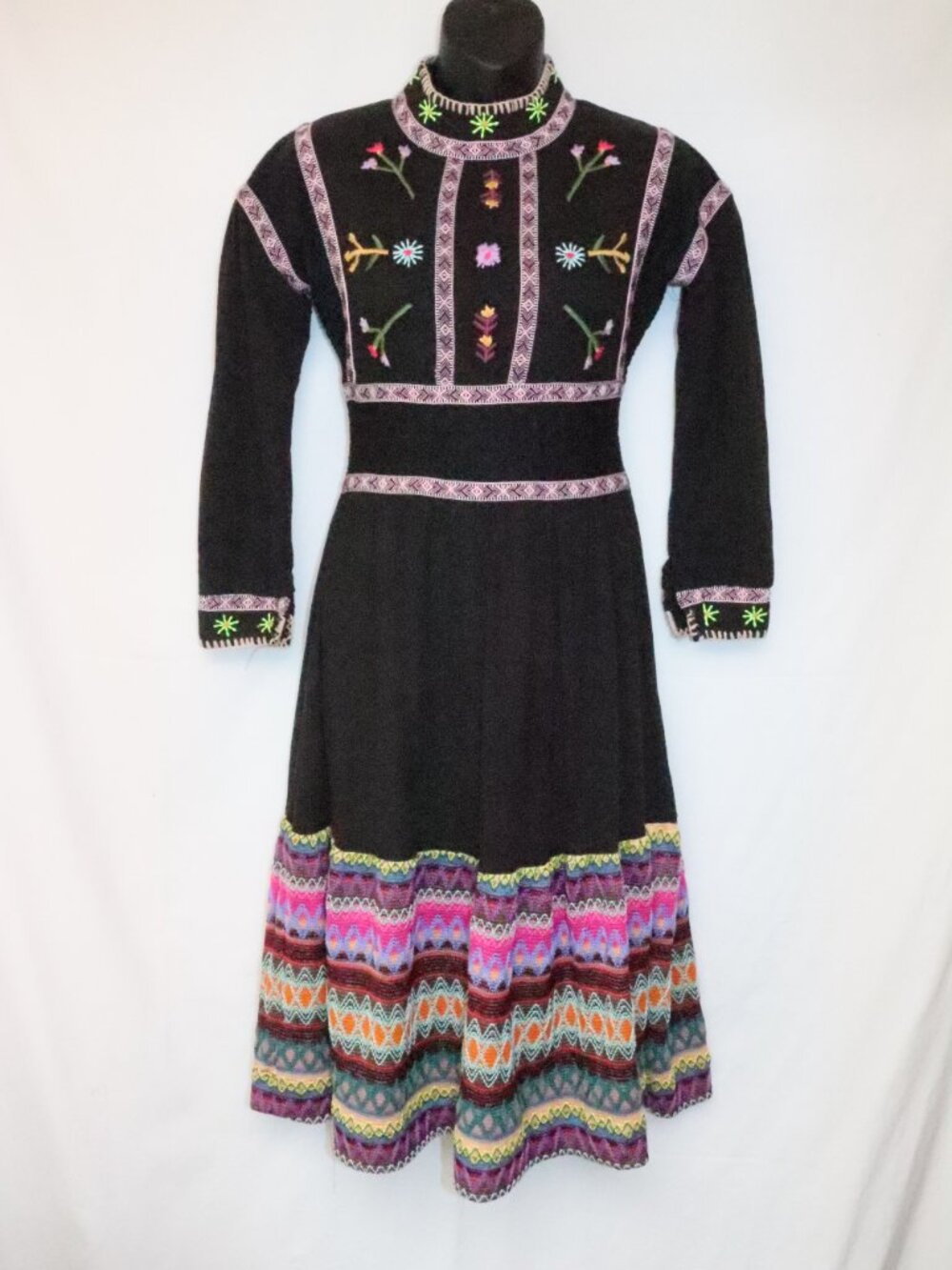 PORTER Vintage Embroidered Black Long Sleeve Dress | Women's Size 16 | Colorful